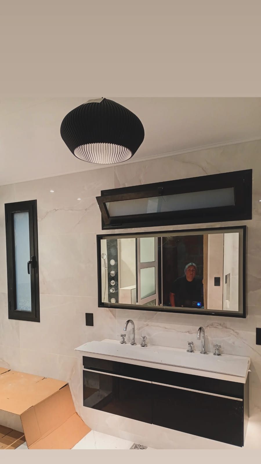 Baño con ventana proyectante y oscilobatiente negras