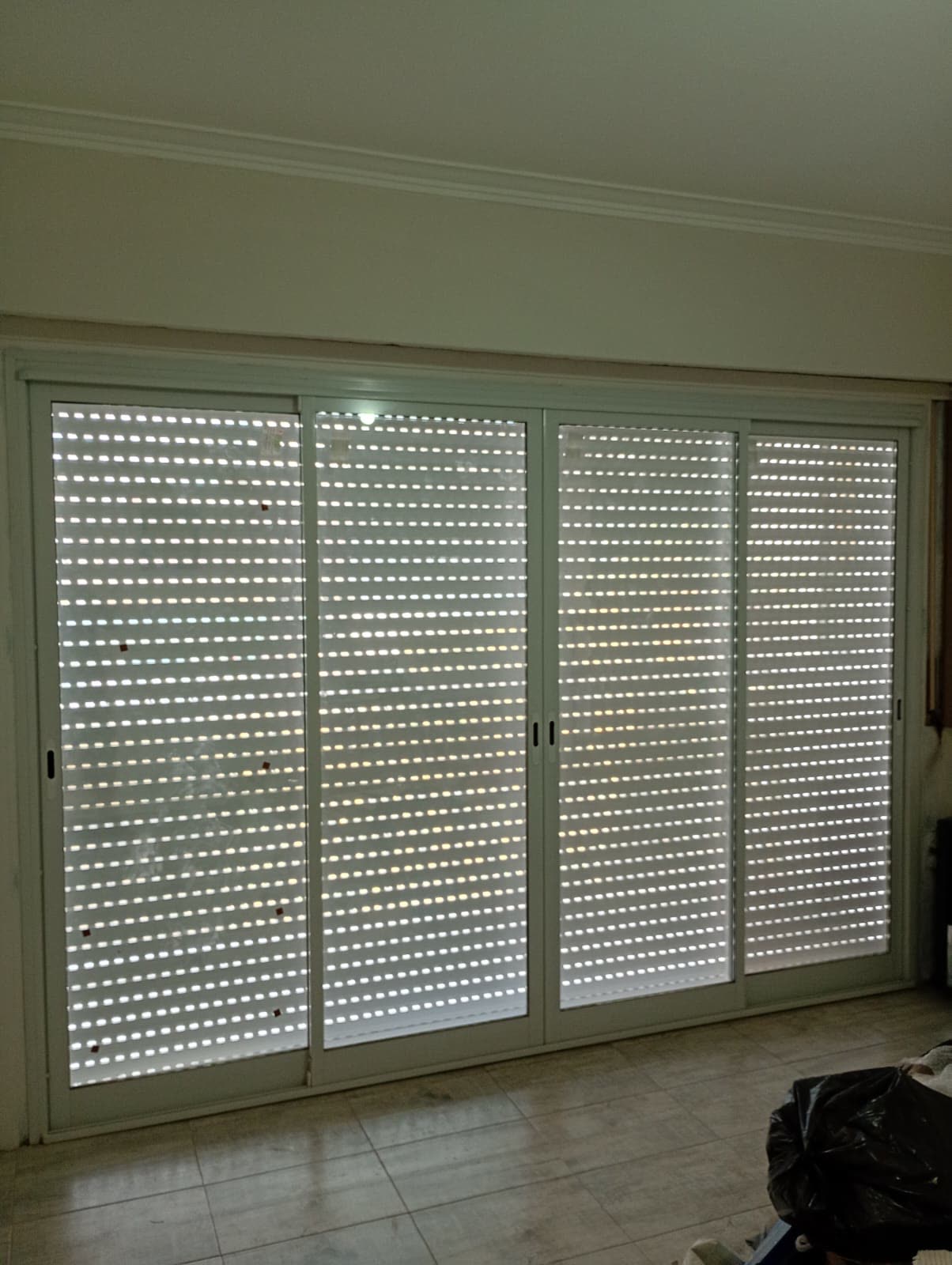 Corrediza de cuatro hojas con cortinas de enrollar