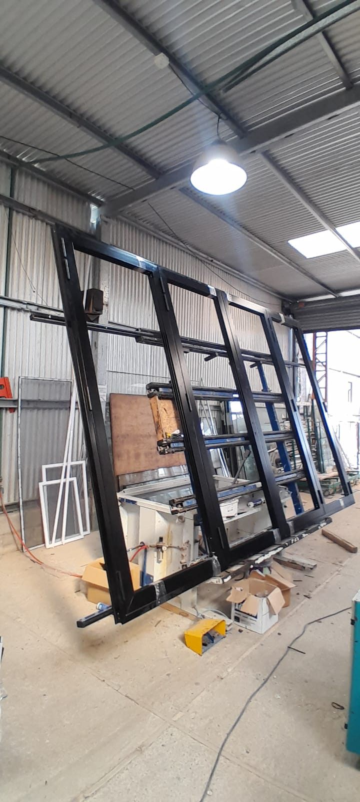 Marco de aluminio negro de gran tamaño en armado dentro del taller
