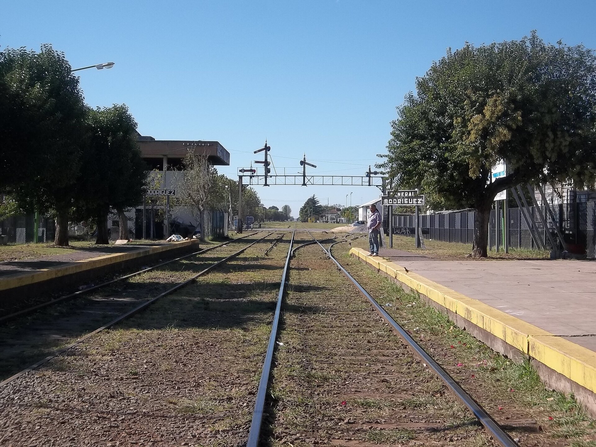 Estación de tren General Rodríguez, con su cartel y las vías hacia el este